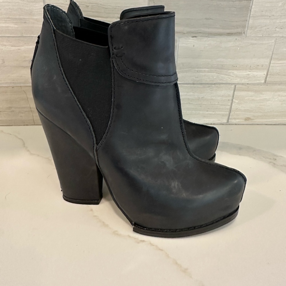 This is a Leon Max/Max Studio
Women's Black Omaha Leather
Ankle Boot